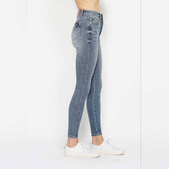 Just In!! Judy Blue Full Size Tummy Control Contrast Wash Skinny Jeans - Picture 4 of 8